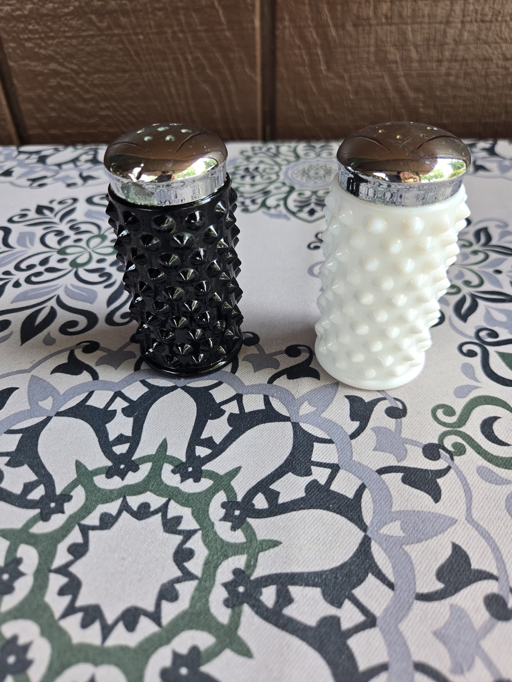 Fenton Set of Black and White Hobnail Salt & Pepper Shakers - Vintage Spiky - Picture 2 of 10